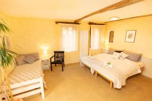 Pettinengoにあるb&b Balcone del Bielleseのベッドルーム1室(ベッド2台、椅子付)