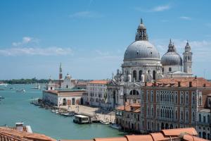 uitzicht op een stad met een rivier en gebouwen bij Poli Grappa Suite in Venetië