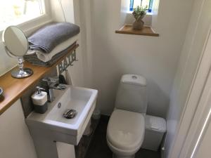 东迪勒姆Gingerbread Cottage Yurts的相册照片