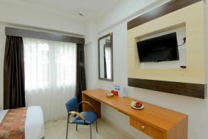 TV a/nebo společenská místnost v ubytování University Hotel Yogyakarta