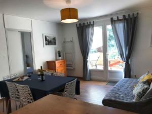 ein Wohnzimmer mit einem Tisch und einem Sofa in der Unterkunft Village de gîtes Ravel in Saint-Jean-du-Gard