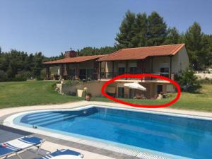 Piscina di Villa Sourouko o nelle vicinanze