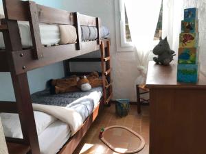 Zimmer mit 2 Etagenbetten mit Teddybären auf dem Boden in der Unterkunft Village de gîtes Ravel in Saint-Jean-du-Gard