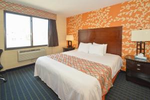 Corona Hotel New York - LaGuardia Airport tesisinde bir odada yatak veya yataklar