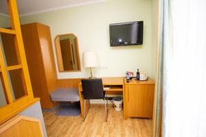 TV a/nebo společenská místnost v ubytování Hotel am Wald
