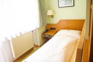 Postel nebo postele na pokoji v ubytování Hotel am Wald