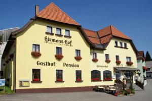 ein großes gelbes Gebäude mit den Worten Gottfried Pension in der Unterkunft Hirmonshof in Bischofsmais