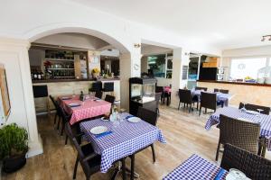 Χώρος καθιστικού στο Hostal Port Corona