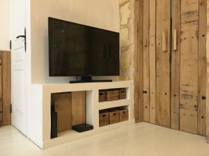 Телевизор и/или развлекательный центр в Mirmont Greek Style