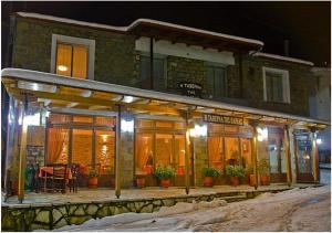 un edificio en la nieve por la noche en To Spiti tis Pareas, en Áyios Nikólaos