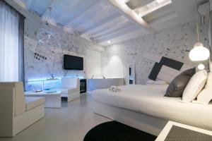 um quarto com uma grande cama branca e uma televisão em Design&Art Pie' em Roma