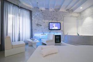 uma casa de banho com banheira e uma televisão na parede em Design&Art Pie' em Roma