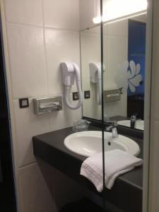 Kylpyhuone majoituspaikassa Brit Hotel Golfhotel Saint Samson
