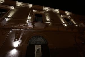 un edificio con luces de noche. en B&B BORGO FORNACI en Andria