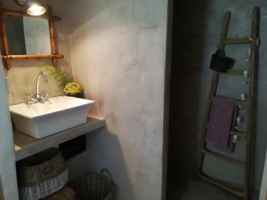 Koupelna v ubytování La Ferme Constantin + 37 fotografií