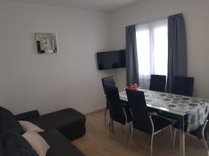 Televízia a/alebo spoločenská miestnosť v ubytovaní Apartments Petričević