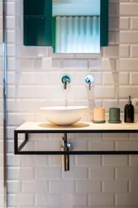 un bancone del bagno con lavandino e specchio di Boutique B&B Graaf a Gand