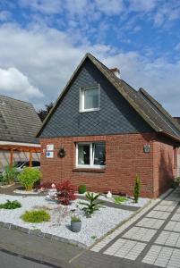 una casa de ladrillo rojo con ventana en Haus Freitag, en Itzehoe