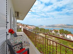 balkon ze stołem i krzesłami oraz widokiem na wodę w obiekcie Apartments Uljevic-close to the beach w Trogirze