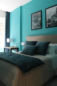 Un dormitorio con paredes azules y una cama grande. en Bed No Breakfast AK 2, en Nápoles