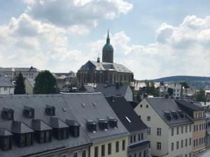 Blick auf eine Stadt mit einer Kirche und Gebäuden in der Unterkunft Ferienwohnung Anger 1 im 3 Obergeschoß in Annaberg-Buchholz