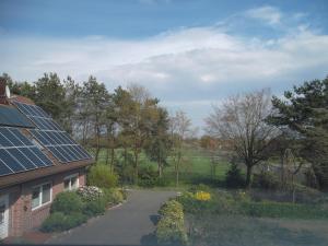 HeedeにあるFerienwohnung Friesenstallの屋根に太陽光パネルを敷いた家