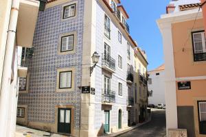 een gebouw met een blauwe en witte betegelde gevel bij Casa do Pereira in Lissabon