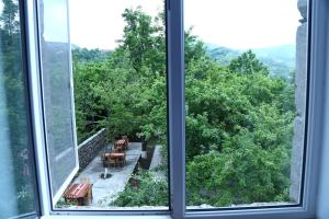 uma janela aberta com vista para uma mesa e cadeiras em Mthnadzor em Goris