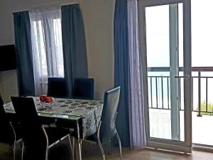 Televízia a/alebo spoločenská miestnosť v ubytovaní Apartments Petričević
