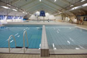 una gran piscina en un gran edificio en Løkken Hostel, en Løkken