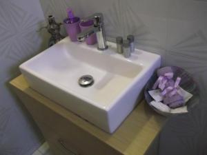 タソスにあるDimitriadis fresh Edemのバスルーム(白い洗面台、木製カウンター付)