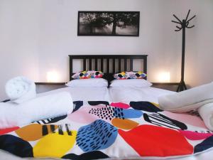 A bed or beds in a room at Sarok Apartmanház