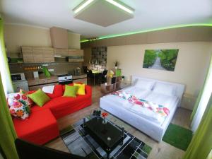 a living room with two couches and a kitchen at Sarok Apartmanház in Makó