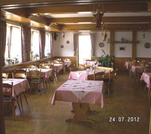 un restaurant avec des tables, des chaises et des tissus de table roses dans l'établissement Landgasthof Zum Hirschen, à Hafenlohr