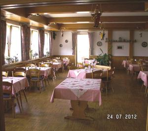 een restaurant met tafels en stoelen met roze tafellaken bij Landgasthof Zum Hirschen in Hafenlohr