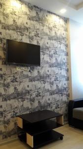 salon ze ścianą z telewizorem w obiekcie Batumi w mieście Batumi