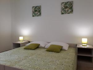 Een bed of bedden in een kamer bij Apartments Jeličić