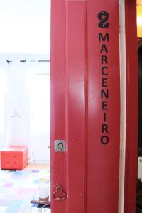 un pôle rouge avec le radiateur des mots sur celui-ci; dans l'établissement Casas de Fado, à Lisbonne