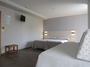 Posteľ alebo postele v izbe v ubytovaní Hotel La Lanzada