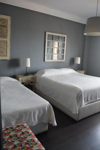 1 dormitorio con 2 camas y ventana en Wallis Rato, en Lisboa