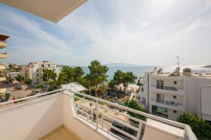 balcón con vistas al océano en Hotel Alina, en Sarandë