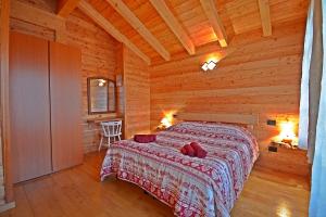 A bed or beds in a room at B&B Chalet Il Picchio