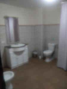 アルダレスにあるEl Patio Andalúのバスルーム(トイレ、洗面台付)