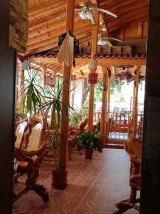 un restaurante con sillas y plantas en una habitación en Hotel Lazur en Kiten