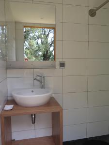 y baño con lavabo y espejo. en Hotel Fundació L'Olivar, en Ventalló