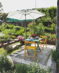 TarzoにあるLa casa dell'Olmoの庭園内のテーブルと椅子
