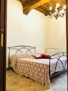 een slaapkamer met een bed in een kamer bij Casa Vacanze La Torretta in Sutri