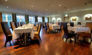 ห้องอาหารหรือที่รับประทานอาหารของ Macdonald Plas Talgarth Resort