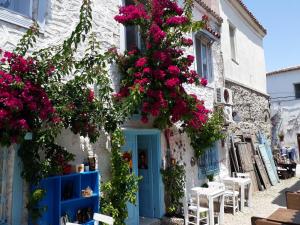 uma casa com flores ao lado dela em Alaçatı Frida Hotel em Cesme