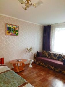 - un salon avec un canapé et une fenêtre dans l'établissement Apartment on Prospekt Peremogi, à Tchernihiv